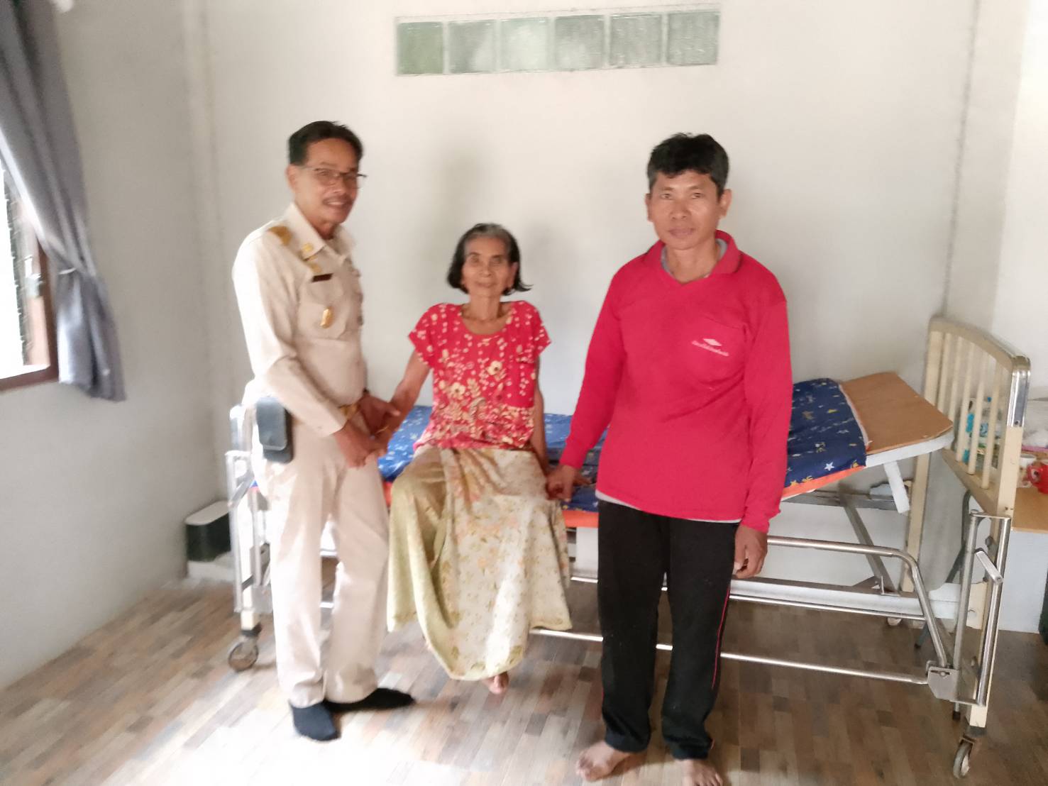 นายทรรศนฤทธิ์  ดำสุข  นายกองค์การบริหารส่วนตำบลเขาไพร มอบเตียงให้แก่ผู้ป่วย นางลาภ บุญถึงจิตร  หมู่ที่ 4 ตำบลเขาไพร